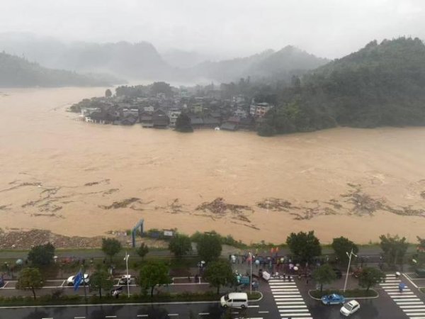 10大配資公司 貴州榕江一女子挪車時被洪水沖進地下車庫：體重不足80斤，靠游泳自救逃生